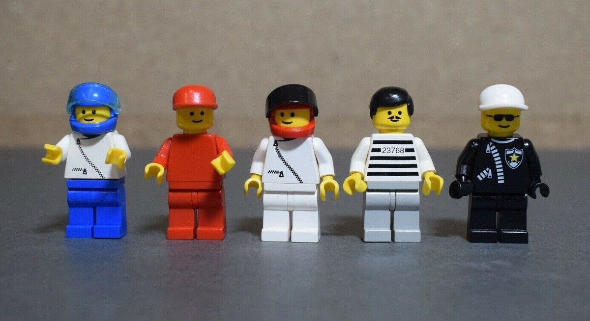 fem legofigurer med olika design. En gubbe med blå hjälm och bygox och vit tröja. Gubbe nummer 2 har en röd keps och röda kläder. nummer 3 har svart hjälm med röd rem under hakan och vita kläder. nummer fyra har svart hår och vita kläder med ränder på tröjan. nummer 5 har vit keps och svarta kläder med en polisstjäna på bröstet.